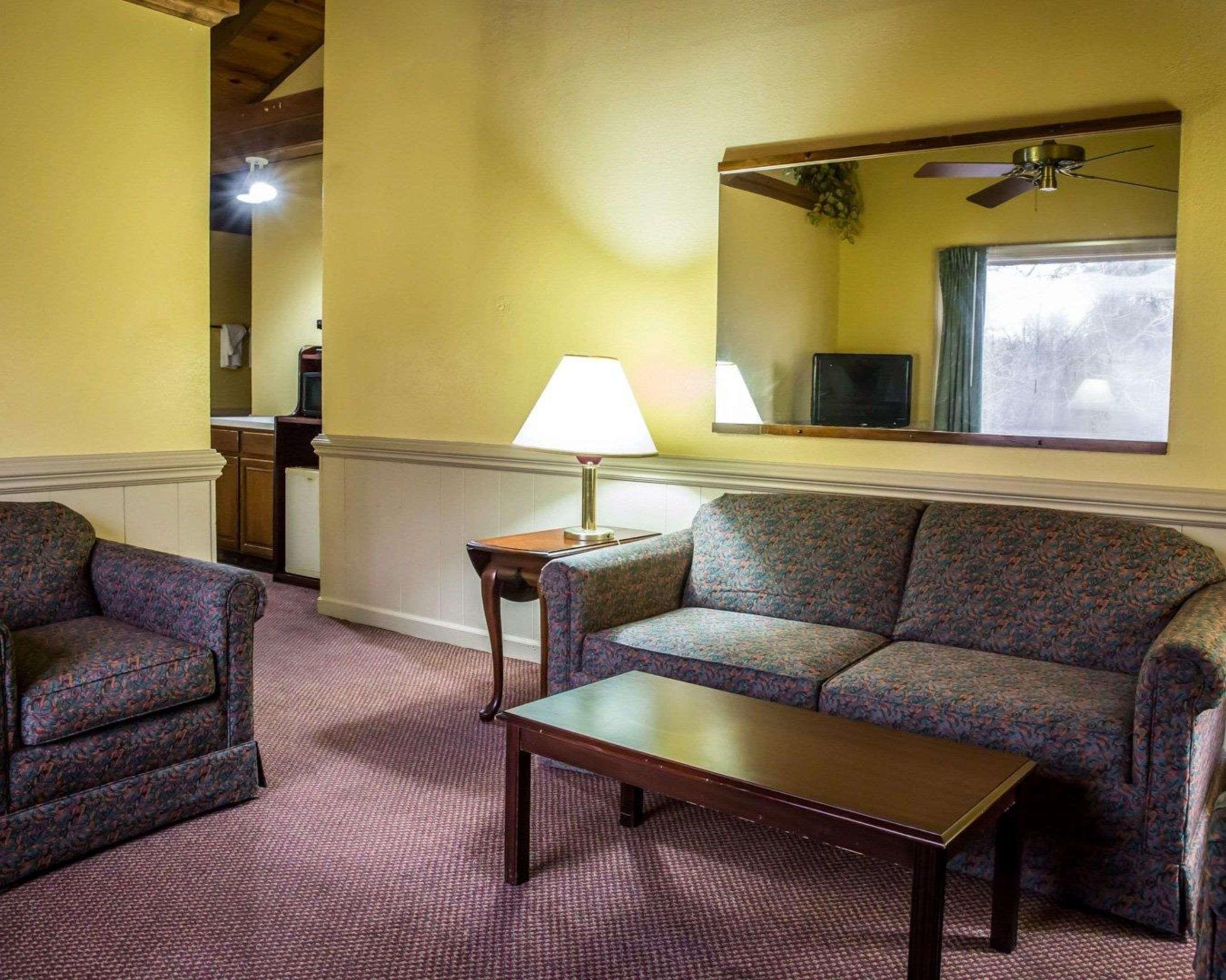 Rodeway Inn & Suites Plymouth Hwy 64 Exterior foto